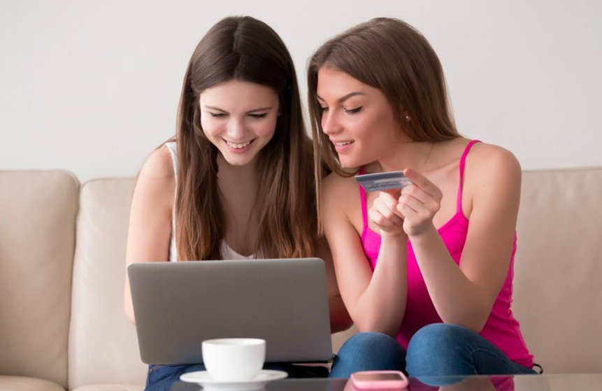 Жени обсъждат онлайн кредитна карта