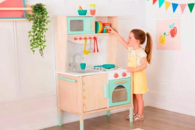 Дете играе с детска кухня