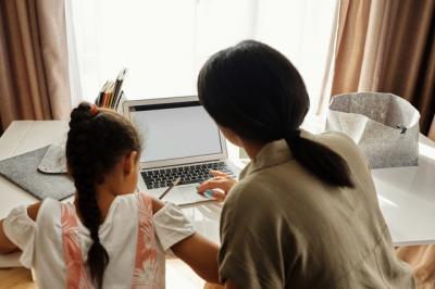 майка и дете учат в кът за учене у дома