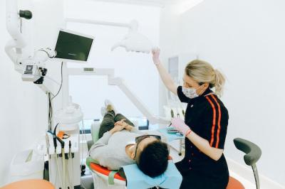 Зъболекар работи над пациент