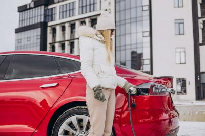 Жена зарежда Tesla автомобил